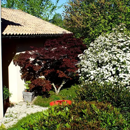 לינה וארוחת בוקר Les Logis De Lea 3*